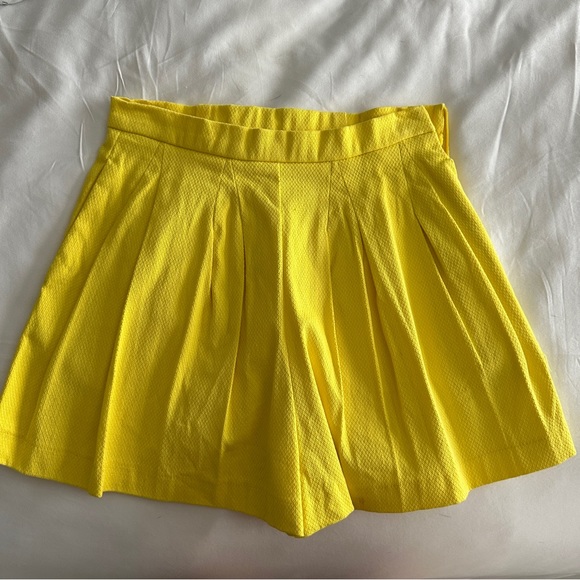 💛Zara Pleated Shorts 💛 XS - Picture 1 of 3